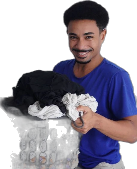 Model laki-laki membawa keranjang pakaian, latar dihapus - foto stok ilustratif, bukan staf atau lokasi Bening Laundry