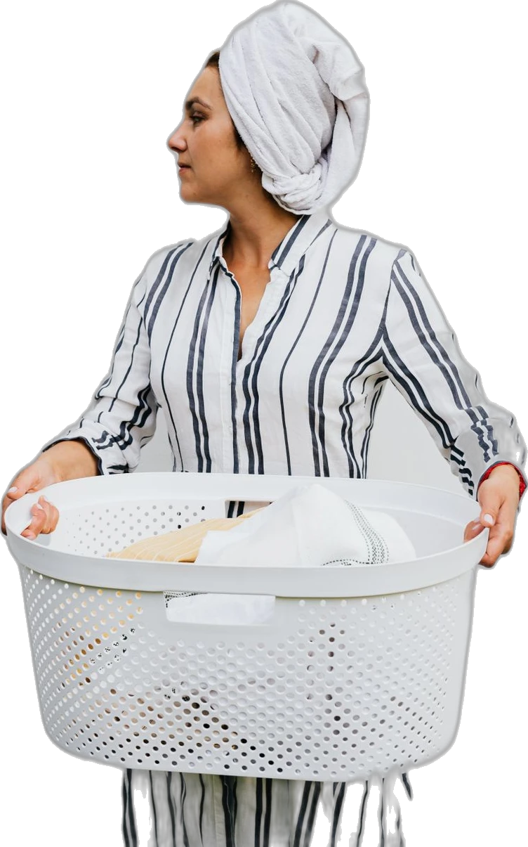Model perempuan membawa keranjang laundry, latar dihapus - foto stok ilustratif, bukan staf atau lokasi Bening Laundry