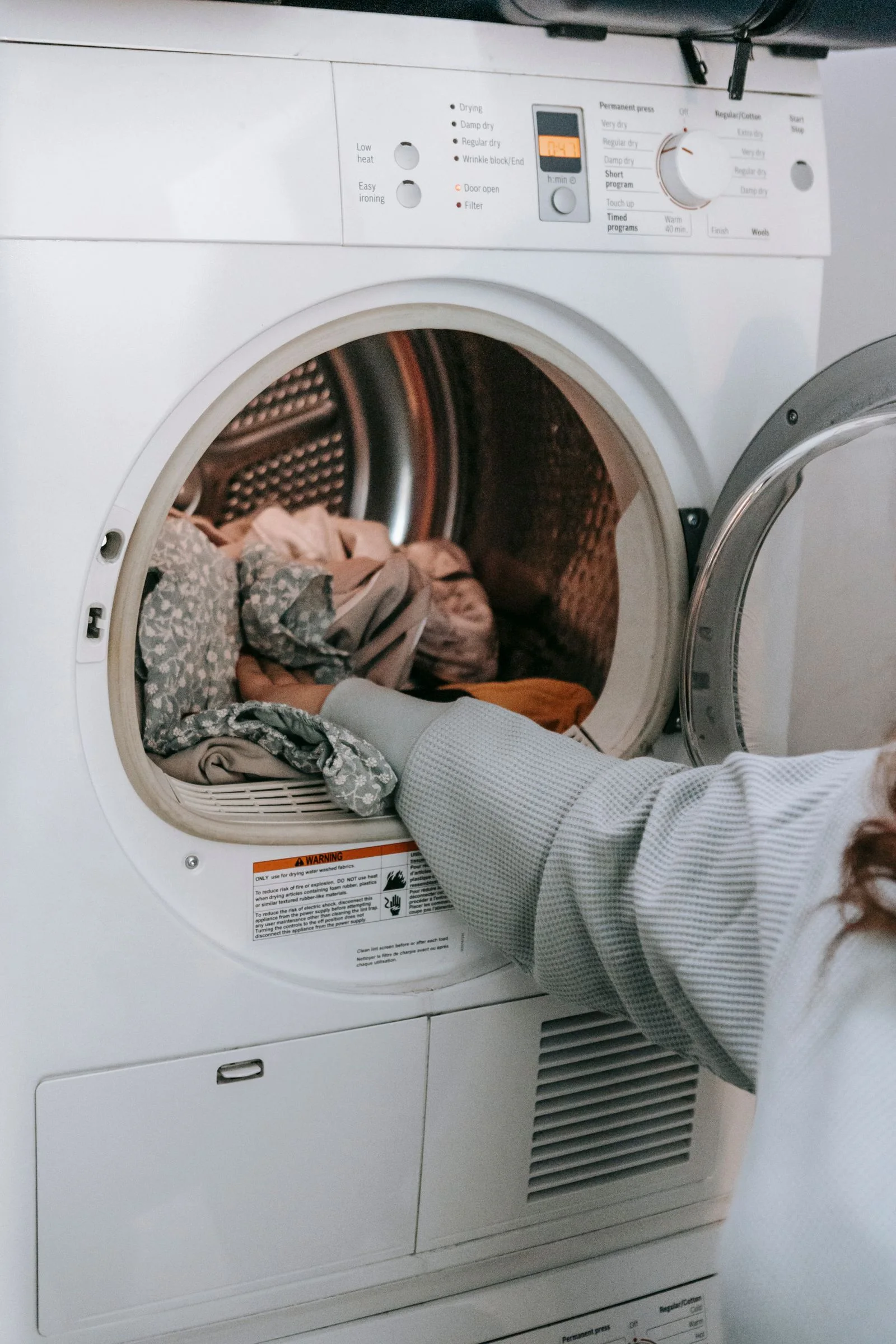 Persiapan pakaian untuk dicuci dengan mesin - foto stok ilustratif, bukan staf atau lokasi Bening Laundry