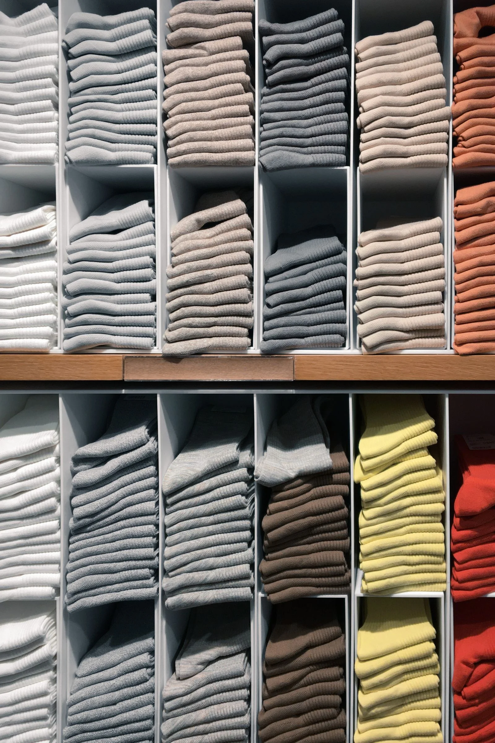 Susunan handuk berwarna pada rak - foto stok ilustratif, bukan staf atau lokasi Bening Laundry